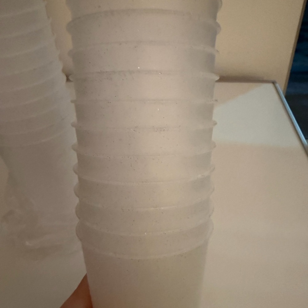 Clear Plastic Cups with Lids and Straws - Picture 2 of 5